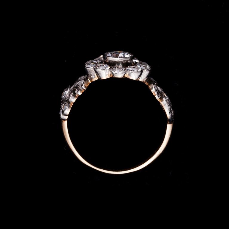 RING, 18K guld, diamanter. Vikt ca 3,4 g.