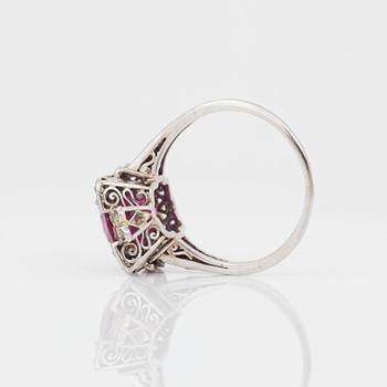 RING med obehandlad burmesisk rubin, ca 5.80 ct. Certifikat från RAG (Ricerche e analisi gemmologiche, Italien).