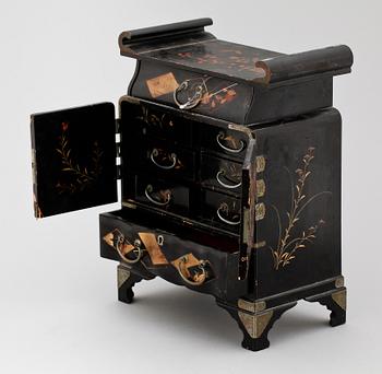 MINIATYRSKÅP, Japan, tidigt 1900-tal.