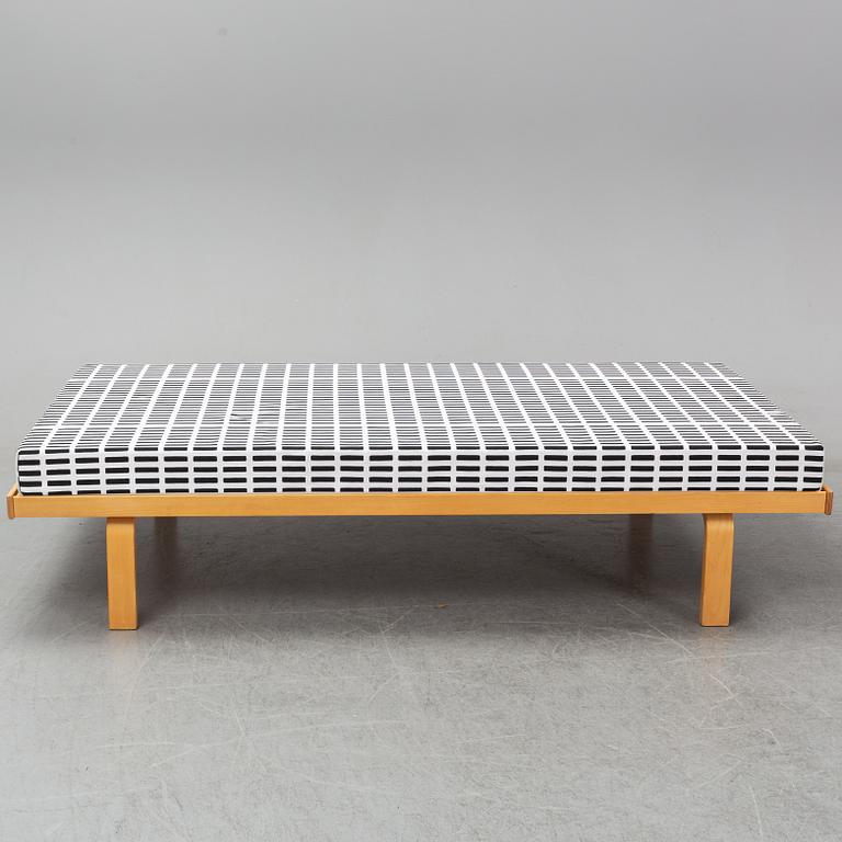 Alvar Aalto, daybed '710' Artek, Finland.