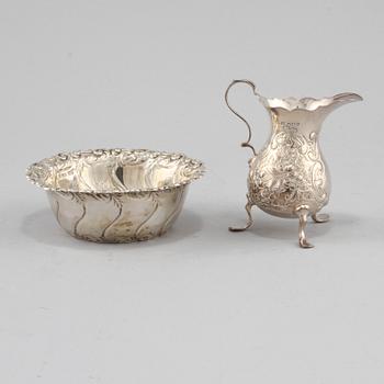 GRÄDDKANNA samt SKÅL, silver, Henry Wigfull, Sheffield, England, 1894 respektive 1897. Vikt 155 g.