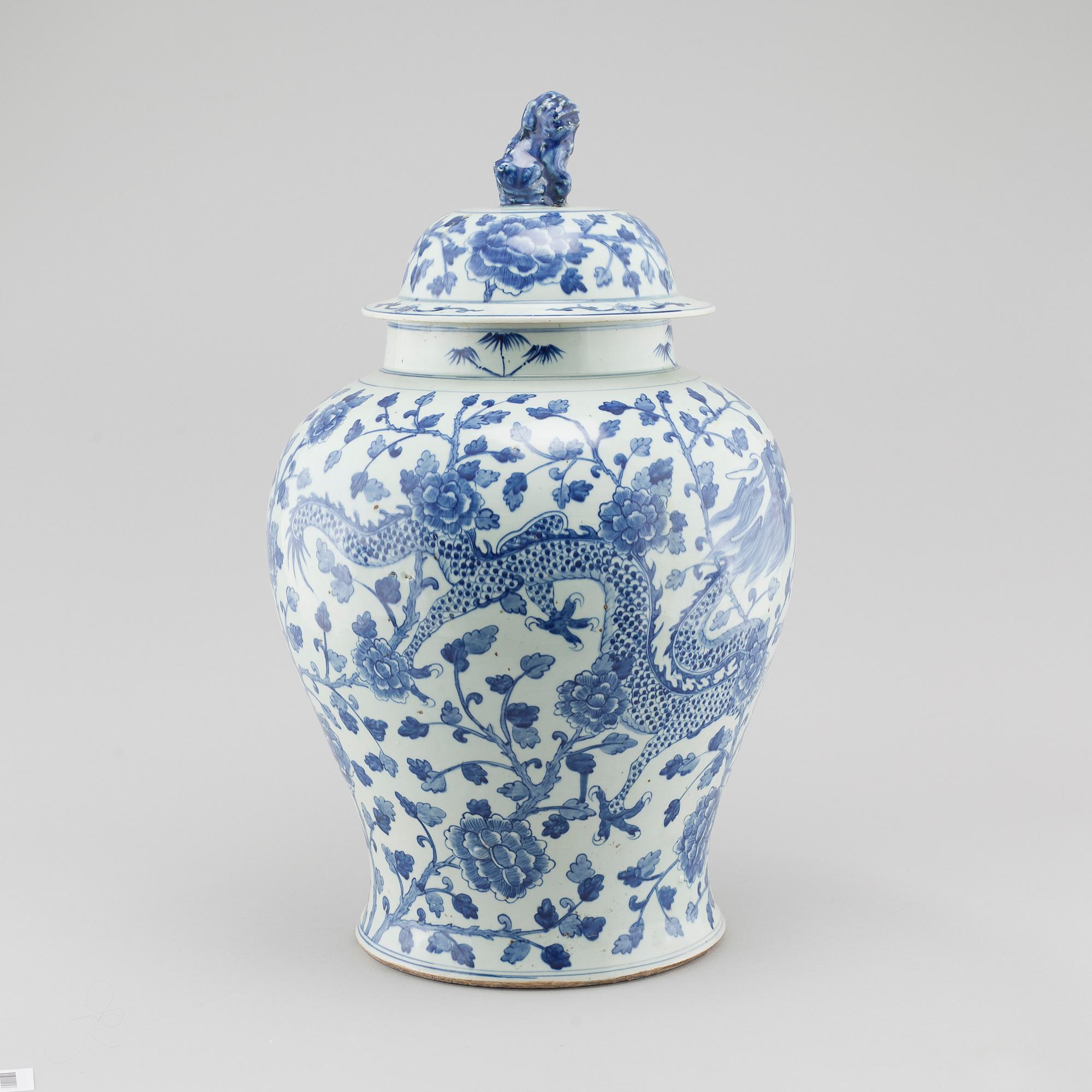 A Chinese porcelain urn from around year 1900.