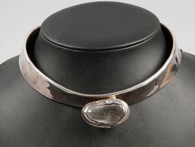 HALSBAND, nysilver. Sign JHULL.