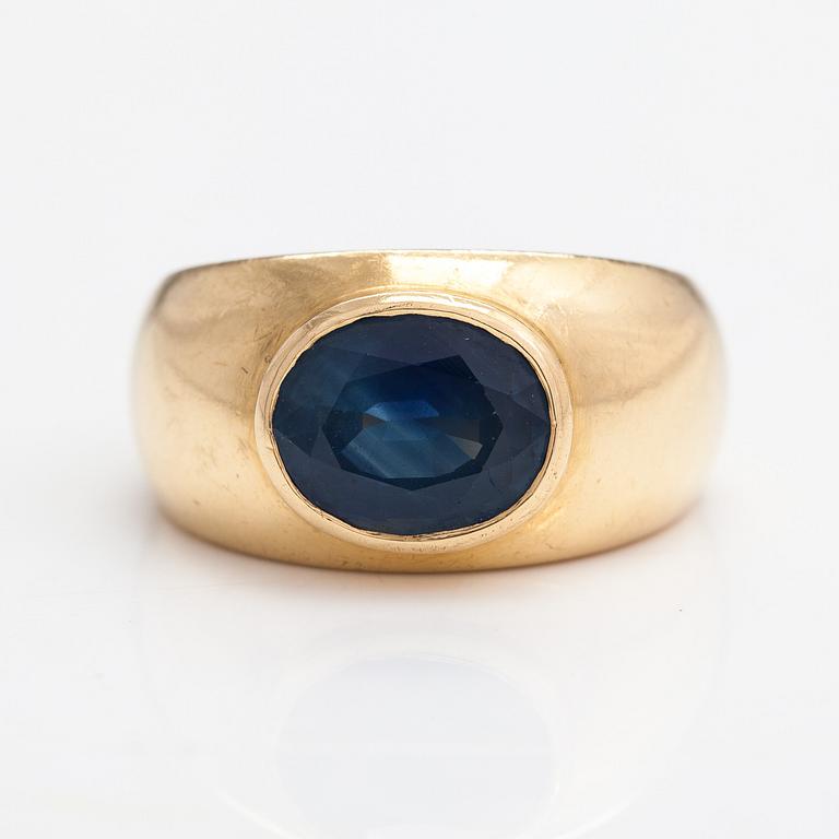 Ring, 18K guld och safir ca 3.0 ct. Med certifikat.