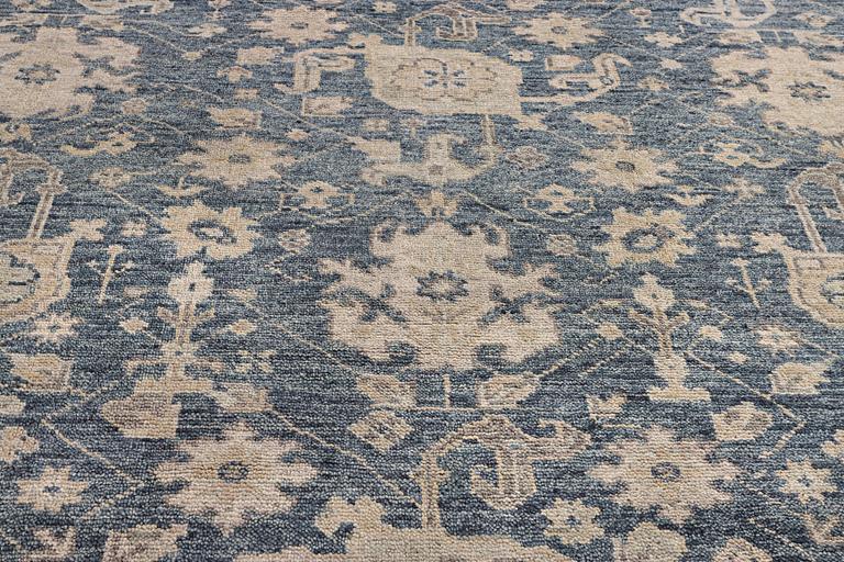 Matta, med sk. Mamlukdesign, ca 307 x 253 cm.