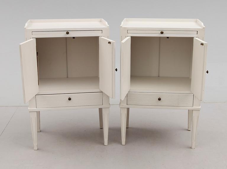 SÄNGBORD, 1 par, gustaviansk stil, 1900-talets andra hälft.