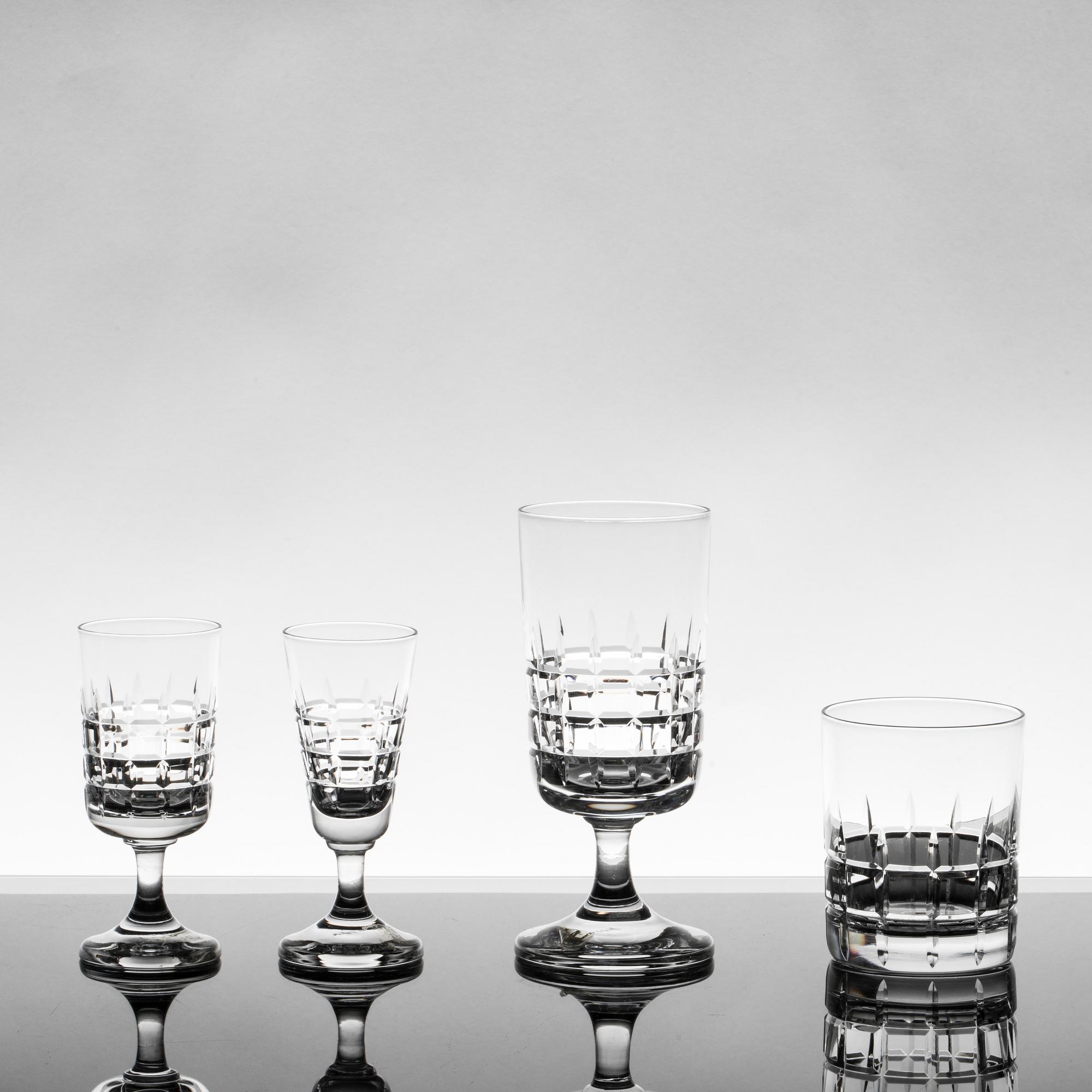 VICKE LINDSTRAND, glasservis 48 dlr, "City", Kosta, signerade 1900-talets andra hälft.