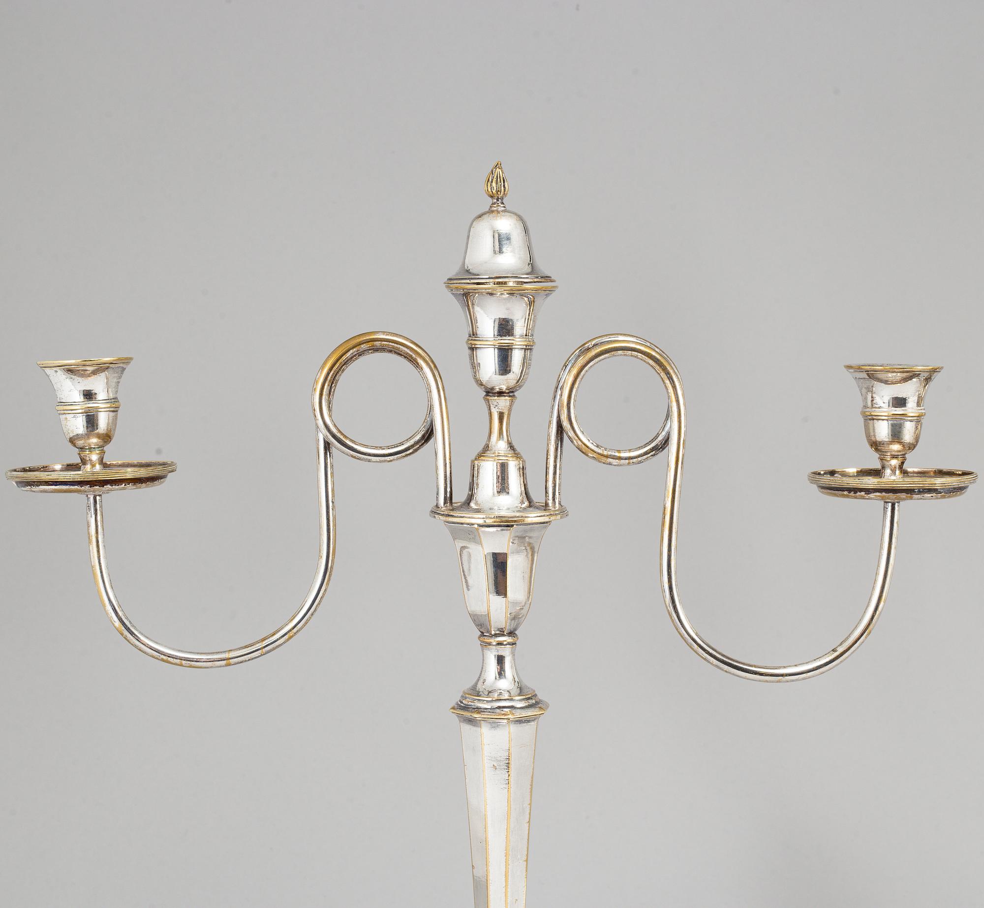 Kandelabrar för tre ljus, ett par, försilvrad mässing, 1800-talets början.