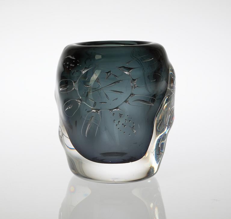 A Bengt Edenfalk 'Talatta' glass vase, Skruf 1961.