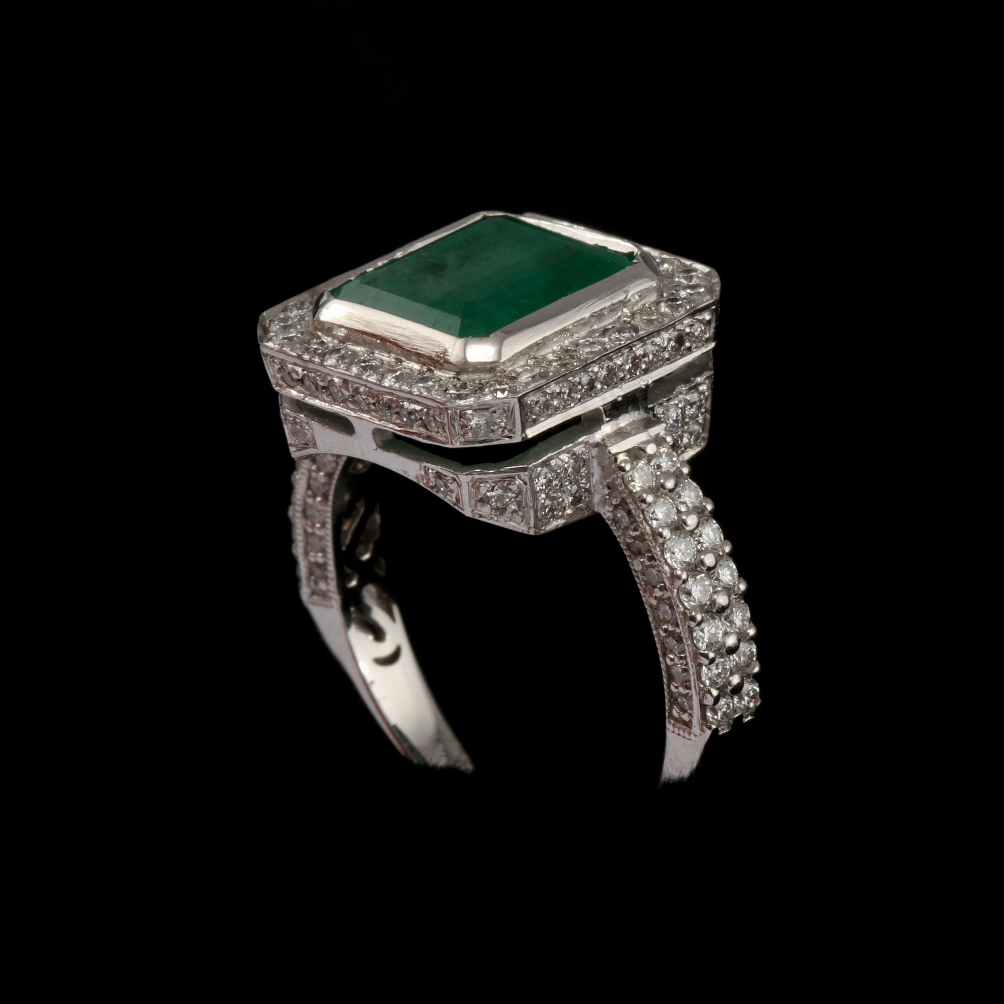 RING, 18k vitguld med smaragdslipad smaragd samt briljanslipade diamanter. Vikt 7 g.