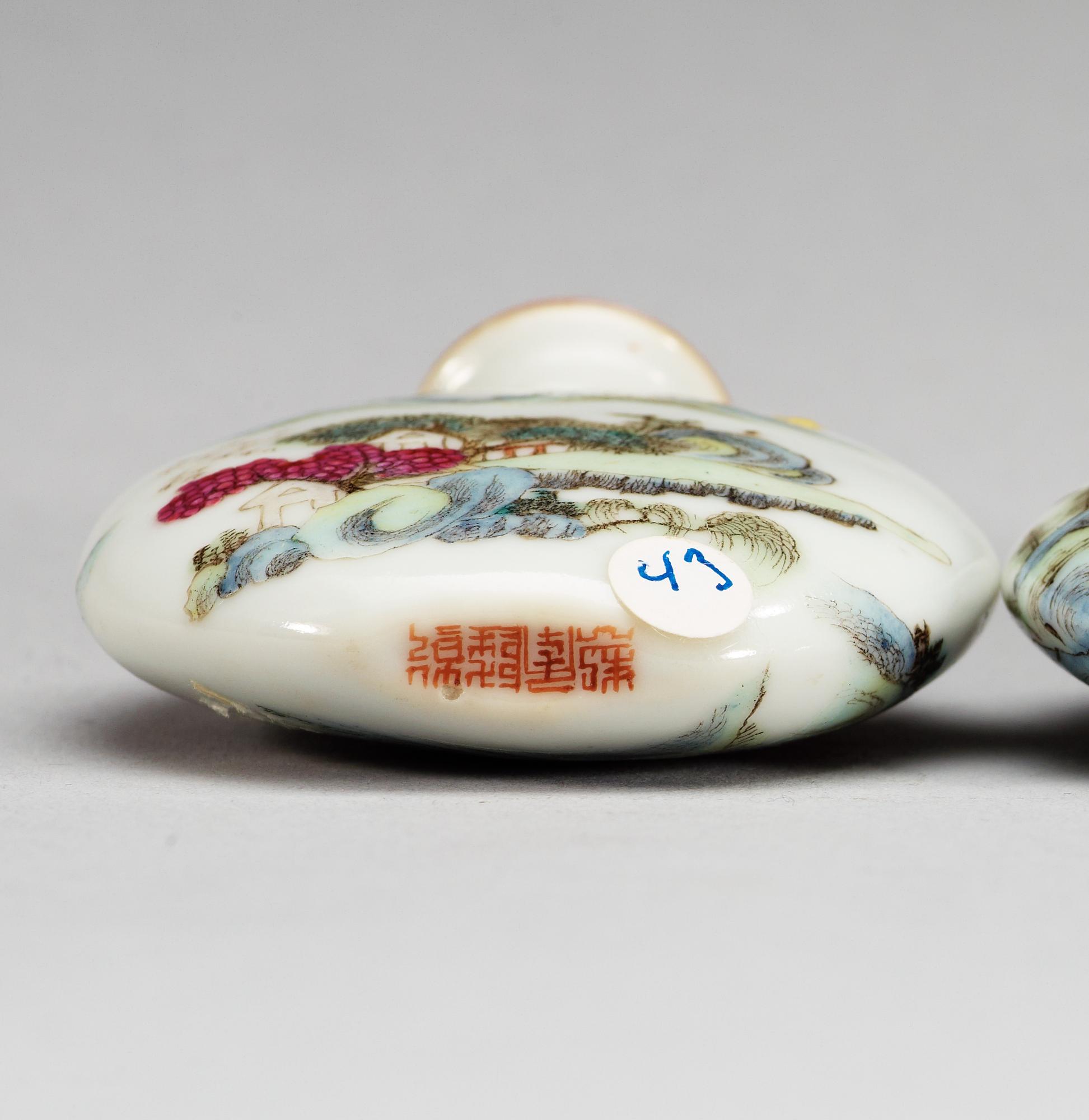 SNUSFLASKOR, två stycken, porslin. Troligen Republik med sigillmärke.