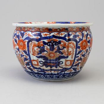 A japanese imari flower pot, Meiji period (1868-1912).