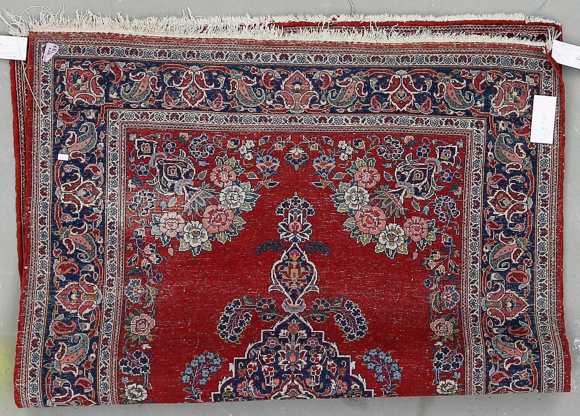 MATTA, old/semiantik Ghom. Ca 153x106 cm.