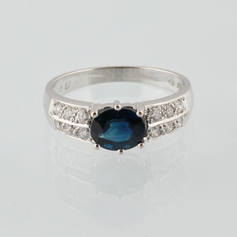 RING, 18K vitguld med ovalslipad blå safir 1.50 ct samt 12 briljantslipade diamanter 0.27 ct, importstämplad. Vikt 3,5 g.
