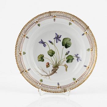 Royal Copenhagen, a 'Flora Danica' Haus Malerei porcelain plate, Denmark, 1953.