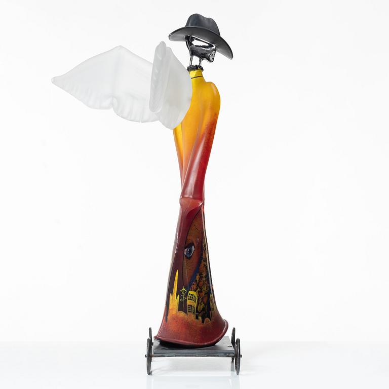 Kjell Engman, Bevingad figur i röd rock.