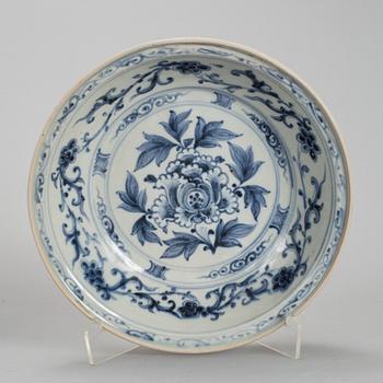 A blue and white dish, Vietnam, 16Y/17th Century.