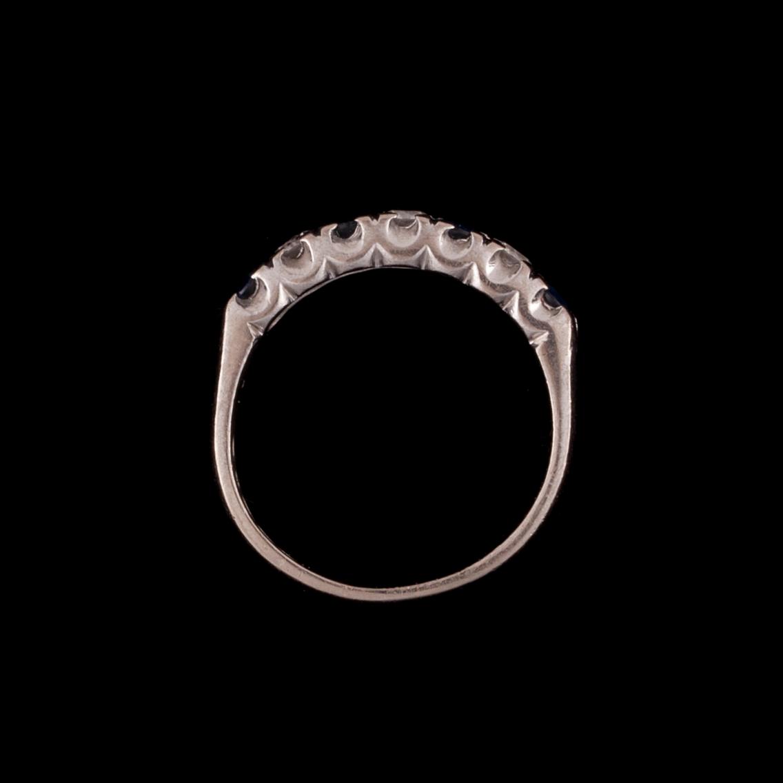 RINGAR, 2 st, 18K vitguld, diamanter och safirer. Vikt totalt ca 8,4 g.