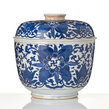 A large blue and white jar with cover, Qing dynasty, Kangxi (1662-1722).