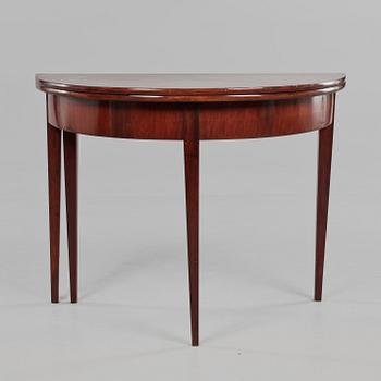 HALVMÅNEBORD, 1800-tal.