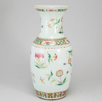 A famille rose vase, Qing dynasty, late 19th century.