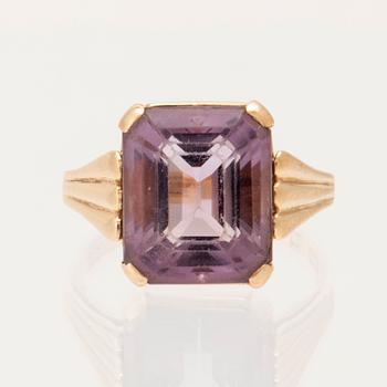 Ring in 18K gold with a step-cut amethyst.