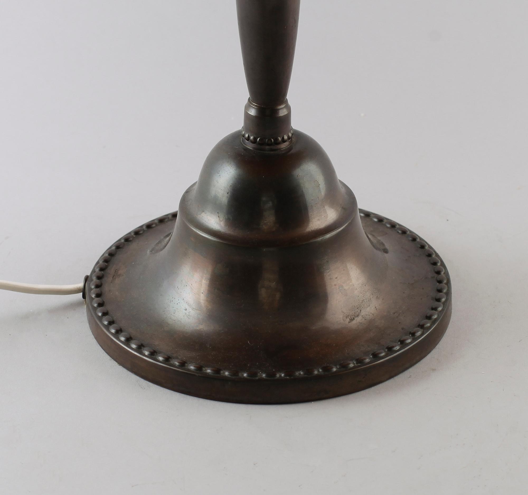 BORDSLAMPA, patinerad metall, CG Hallberg, 1900-talets första hälft.