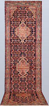 A Hamadan runner, approx. 382 x 110 cm.