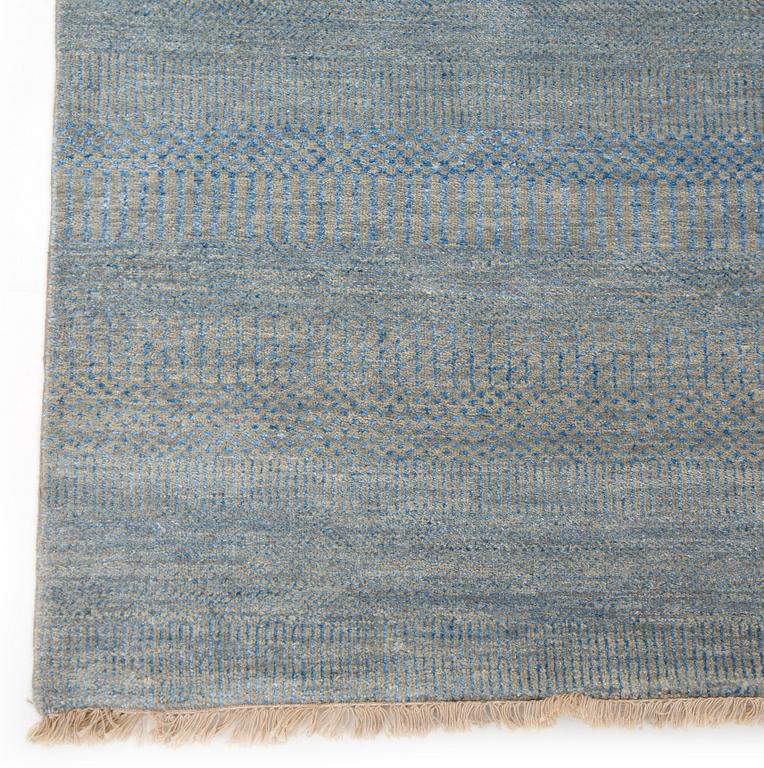 A carpet, Modern Agra, ca 277 x 188 cm.