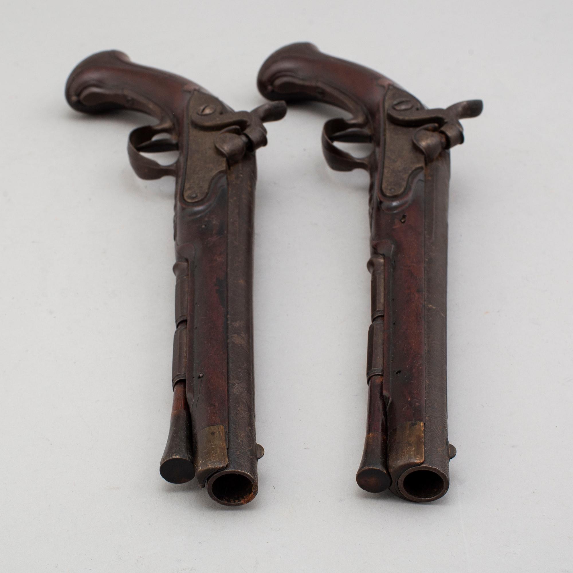 JOHAN FRANZ MEIDINGER, (mästare i Stockholm 1750-1769) slaglåspistoler ett par, signerade.