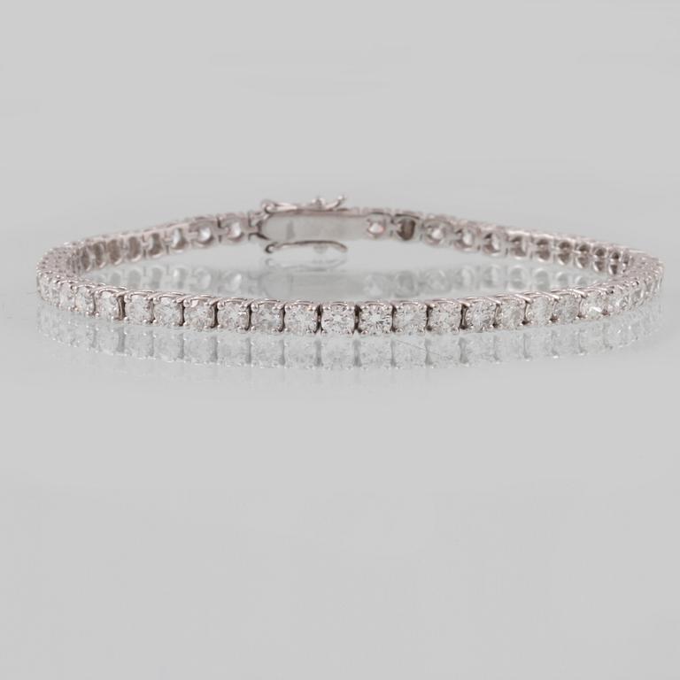 ARMBAND, 18K vitguld med 55 briljantslipade diamanter, ca 6.23 ct, Milano, Italien. Vikt 12,4 gram.