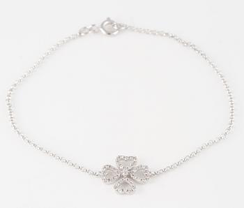 ARMBAND, 18K vitguld med briljantslipade diamanter ca 0.15 ct. Vikt 1,4 gram.