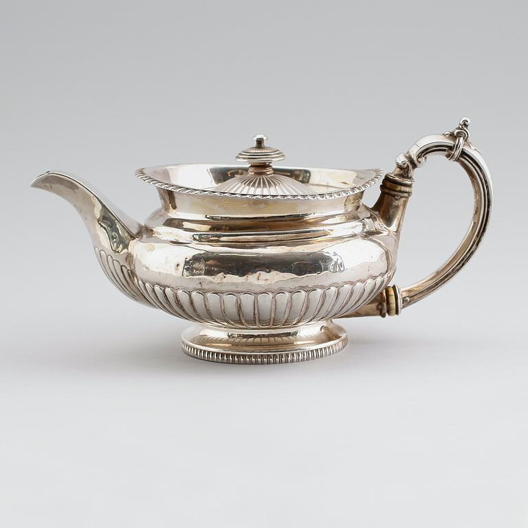 TEKANNA, silver, Alice & George Burrows, London 1816. Vikt ca 685 gram.
