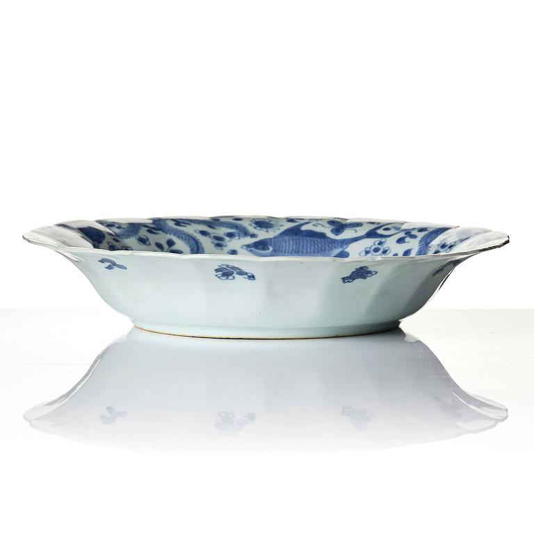 A blue and white 'fish' dish, Qing dynasty, Kangxi (1662-1722).