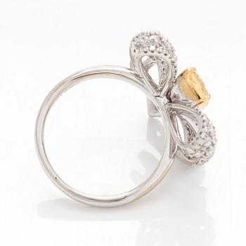 Ring, rosett, 18K vitguld, med gul kuddslipad diamant samt klara briljantslipade diamanter.