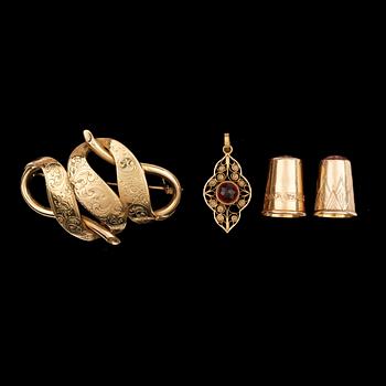 BROSCH, HÄNGE SAMT 2 st FINGERBORGAR, guld 18K, 1800-tal. Totalt ca 18 gram.
