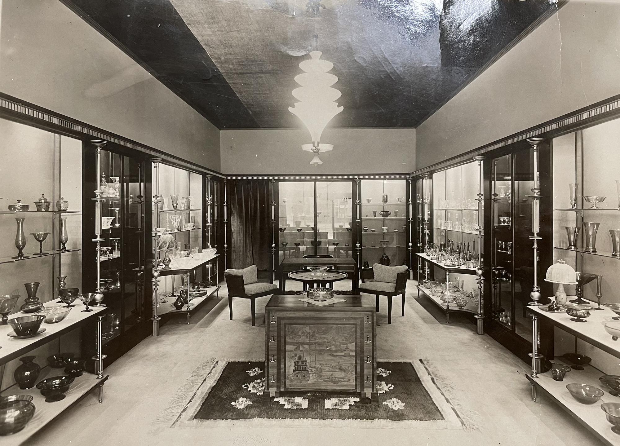Carl Hörvik, a Swedish Grace desk, Nordiska Kompaniet, for Les Arts Décoratifs Suédois, Paris, 1928.