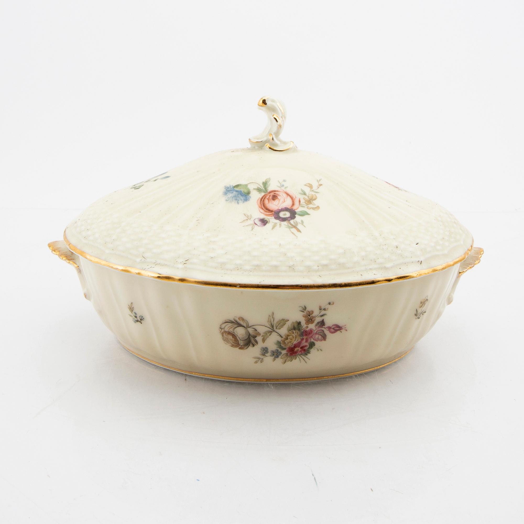 A dinner service, 98 pcs "Frijsenborg" Royal Copenhagen porcelain.