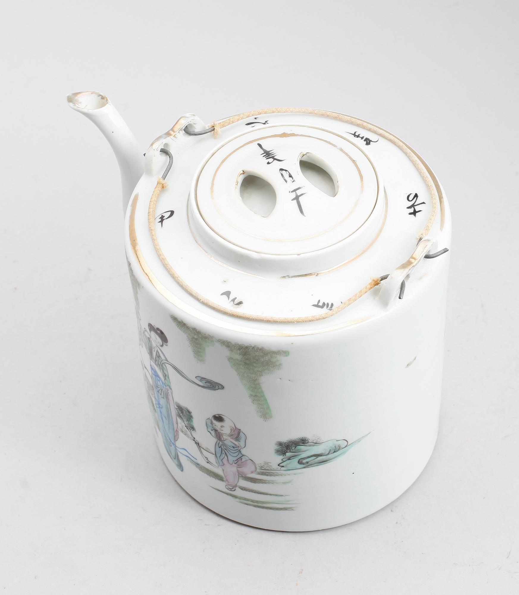 TEKANNA med lock, porslin, Kina, 1900-talets första hälft.