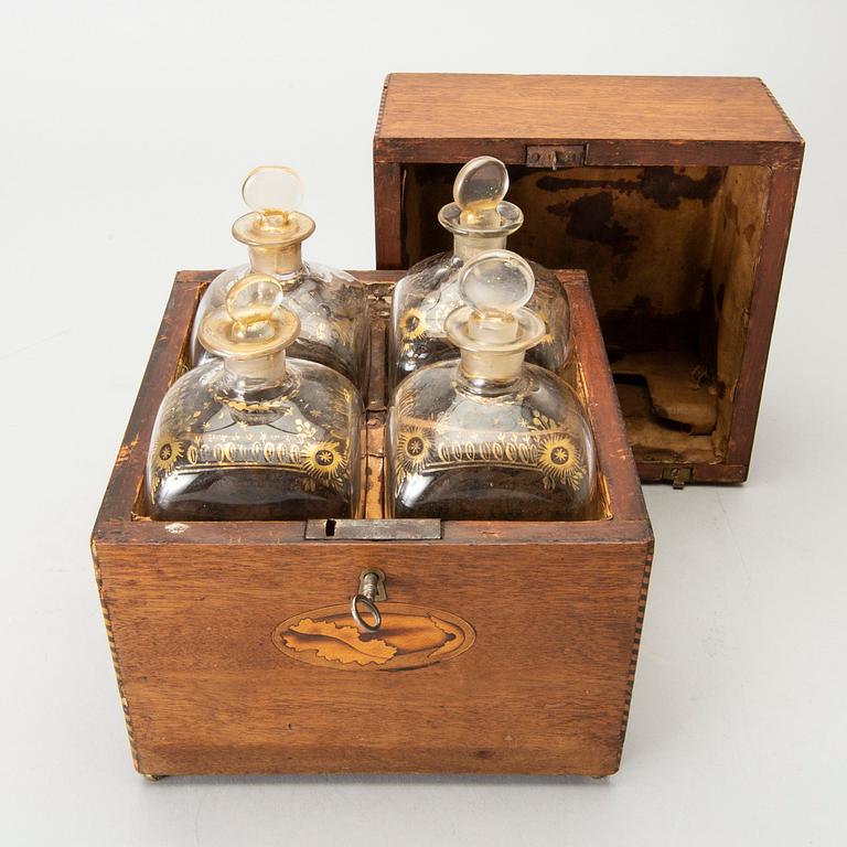 BRÄNNVINSSCHATULL med 4 flaskor, 1800-tal.