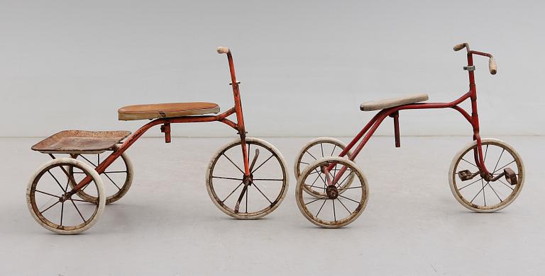 TREHJULINGAR, 2 st, en märkt HJ Johansson, Anderstorp, 1900-talets första hälft.