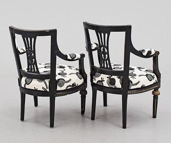 KARMSTOLAR, 2 st snarlika, gustavianska, 1700-tal.