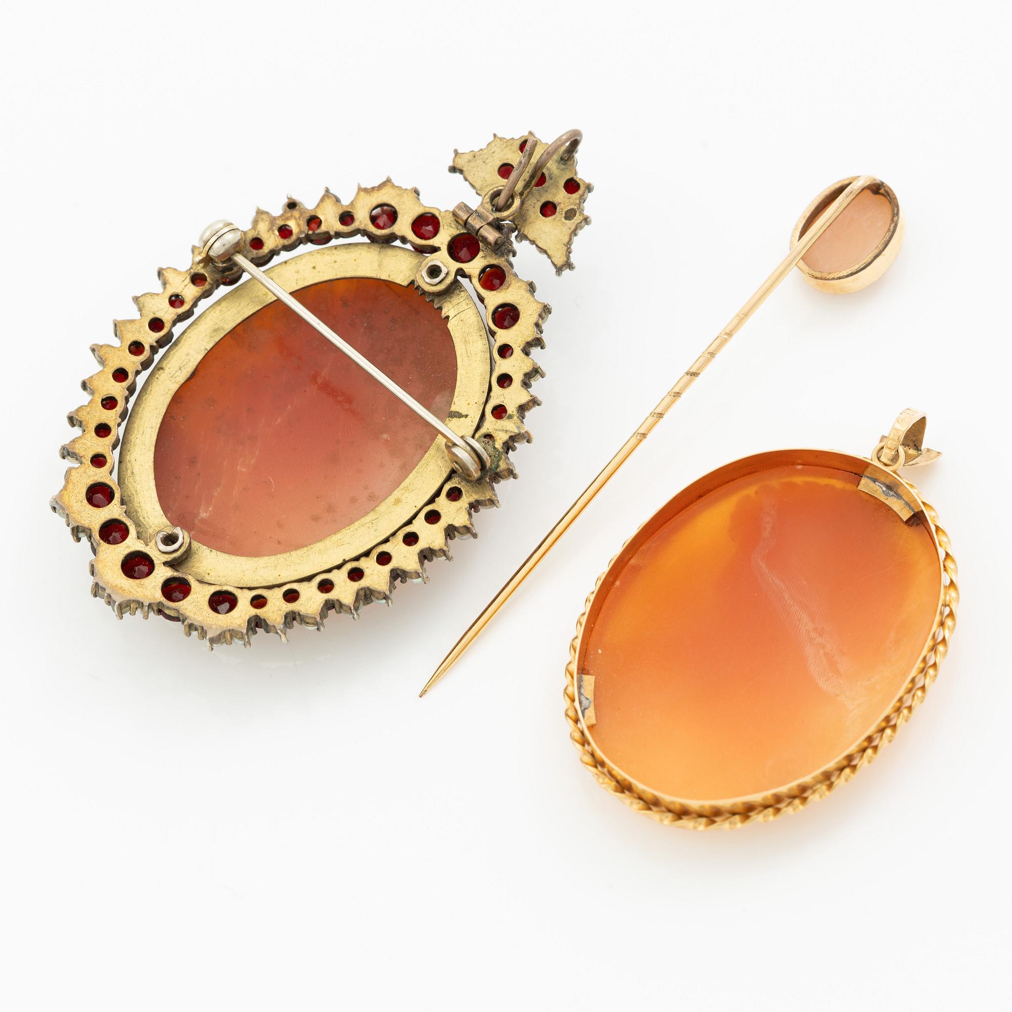 Shell cameos, 3 pcs, one set in 18K gold, 2 brooches/pendants, 1 pin.