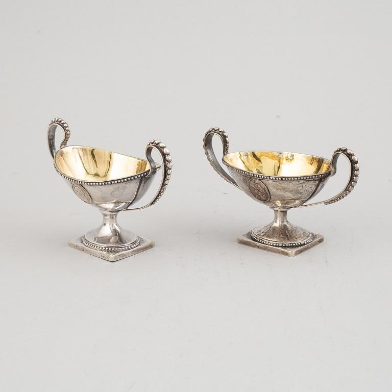 Arvid Floberg och PA Sjöberg, saltkar, 2 st snarlika, silver, Stockholm 1799 och 1823. Sengustavianska.