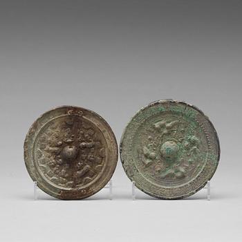 450. SPEGLAR, två stycken, brons. Tang dynastin (618-907).