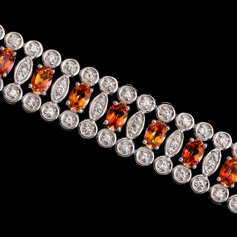 ARMBAND, sterlingsilver, vita och färgade topaser tot ca 17.00 ct.