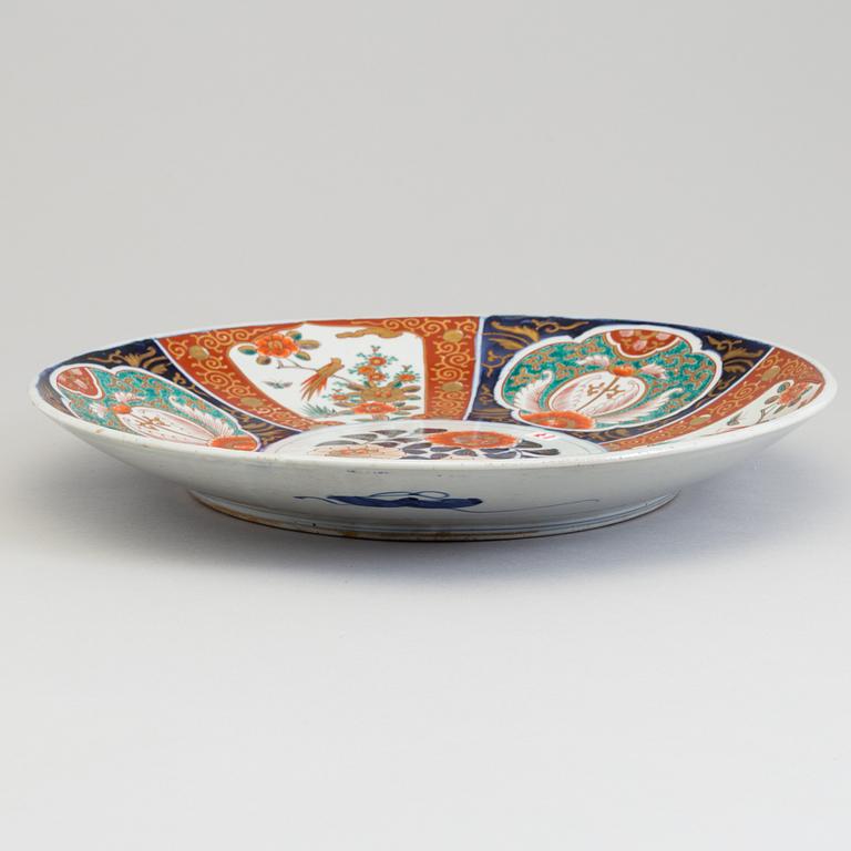 A Japanese imari porcelain charger, Meiji (1868-1912).