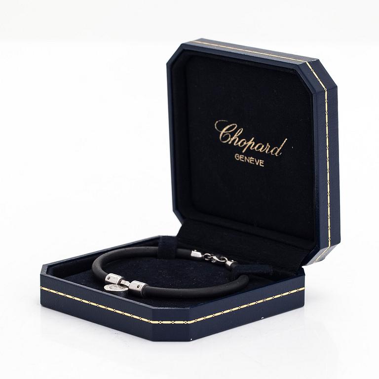 Chopard, rannekoru, "Happy Diamonds", 18K valkokultaa, kumia ja yksi 0.05 ct timantti.