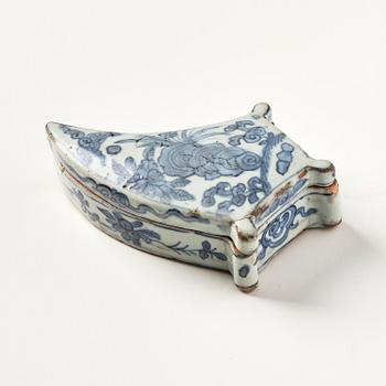 A blue and white box with cover, Ming dynasty, 16th century.