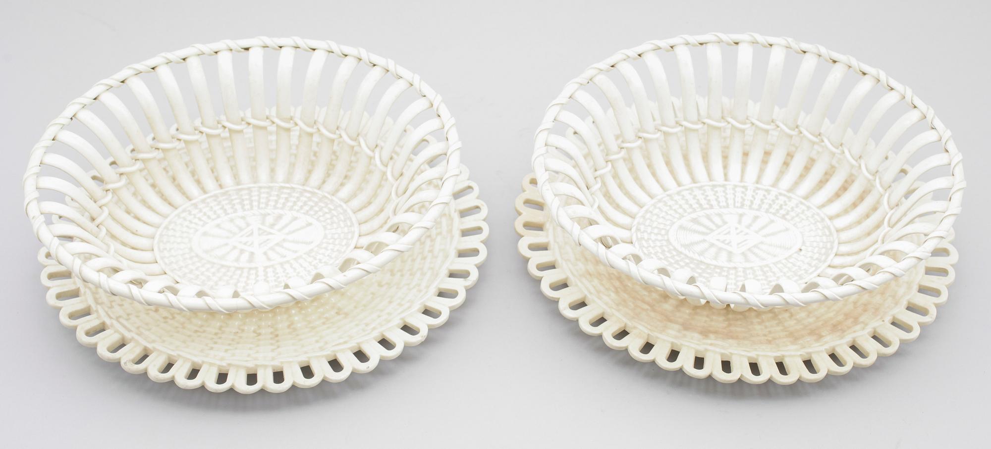 GALLERSKÅLAR OCH FAT, 1 par, flintgods, Neale & Co, England, omkring år 1800.